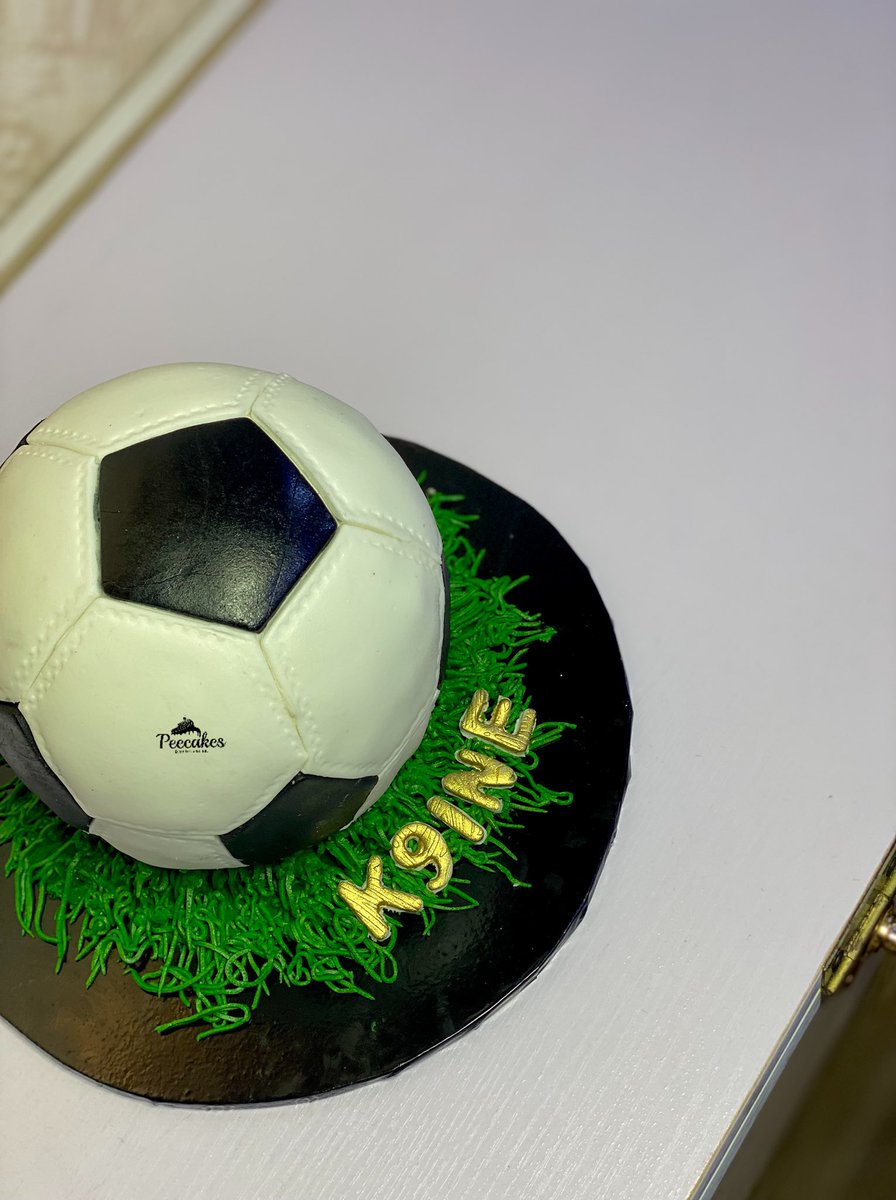 peecakes's tweet image. Na this ball Chelsea use win PSG yesterday 😭😂😂

Did this football cake for my village person @TheK9ine 😂❤️