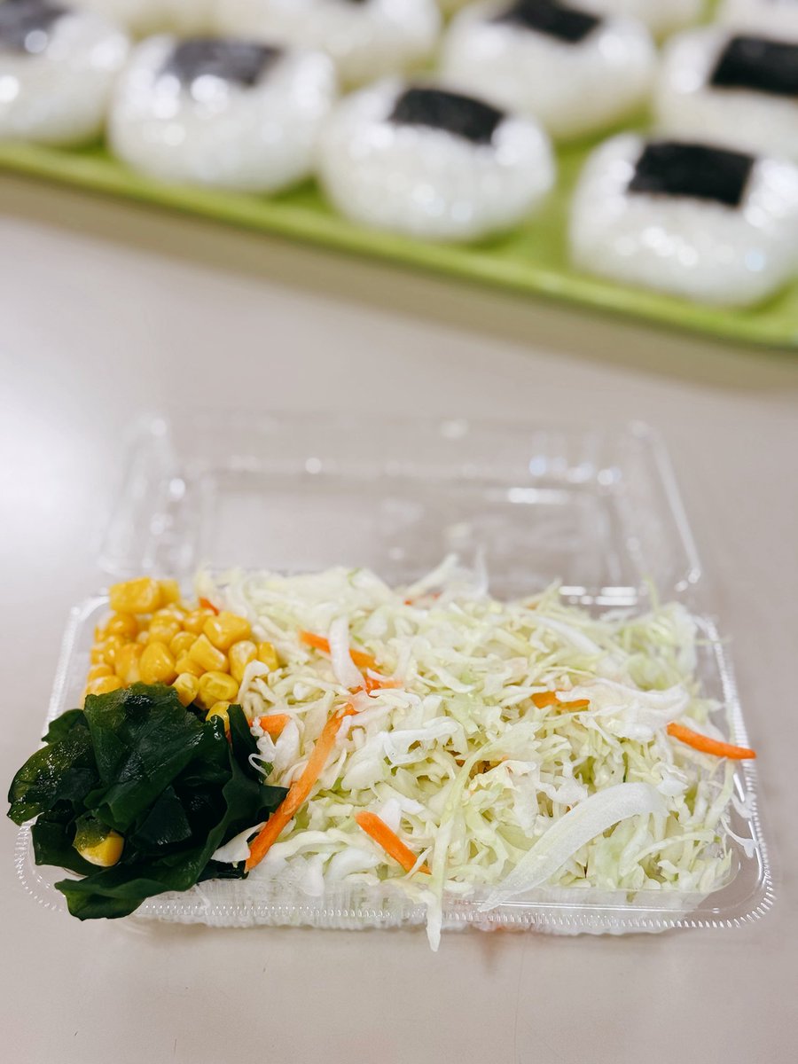 学食メニューの紹介🍙
サラダ🥗

野菜たっぷり✨
和風ドレッシングやごまドレッシングなど、数種類のドレッシングが選べます。

#東北メディカル学院 
#学食