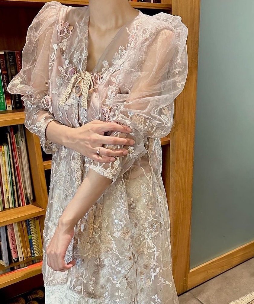 Rekomendasi kebaya look elegant yang memadukan design kebaya modern dan jadul 💕

Cocok banget buat wisuda, lamaran, tunangan, lamaran, kondangan, bridesmaid dan acara formal lainnya ! >.<

A thread ⭐