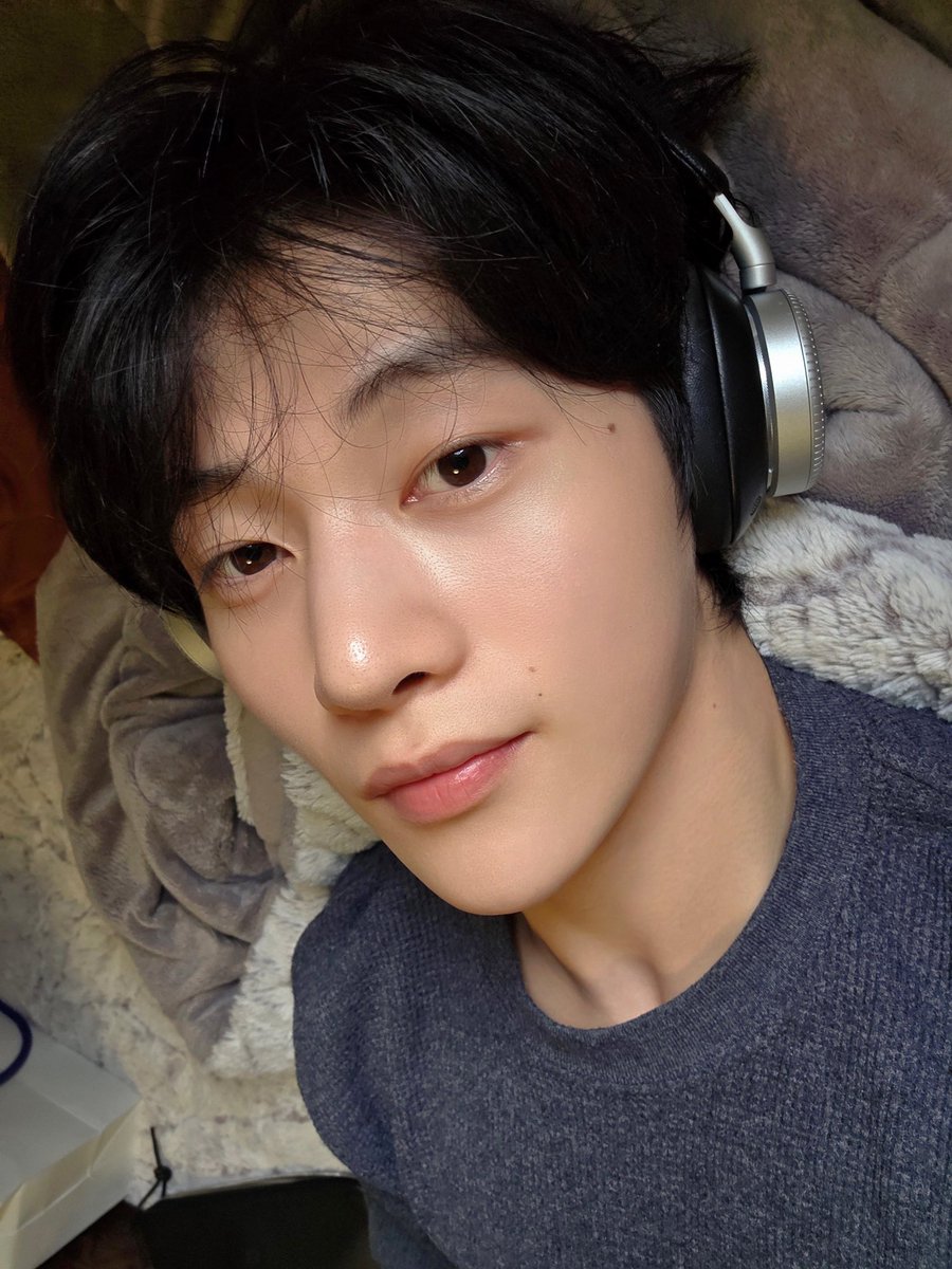 matthew's bare face omg he's GLOWING