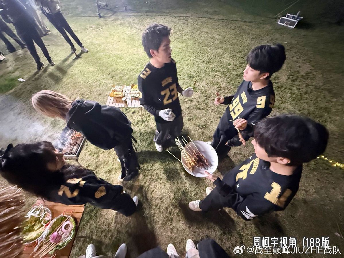 JIUZHEทีมมาเเล้ว🤣🤏🏻น่ารักมากละบางรูปจิ๋วยิ้มเเฉ่งสุดๆมือยาวถือกล้องอย่างน่ารักมุมรูปสุดท้ายจากมุมมองคนสูง188ป่ะนิ๊เอ็นดู