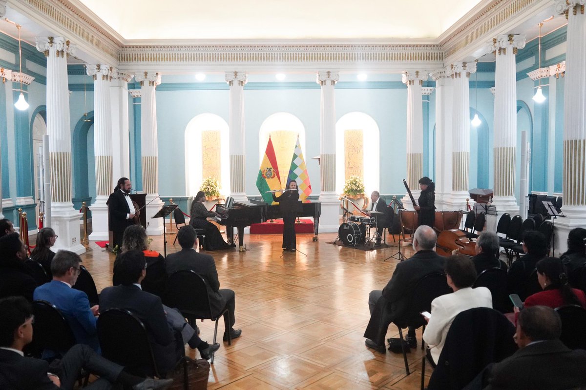 FePerezCardenas's tweet photo. Fue un honor organizar el concierto en homenaje al compositor boliviano Jaime Mendoza-Nava,  cuyo aporte al arte musical es una muestra del trabajo de las y los bolivianos en el mundo, así como de las fuertes raíces que vinculan a nuestra comunidad en el exterior con su país 🇧🇴. https://t.co/7hVolFcS1p