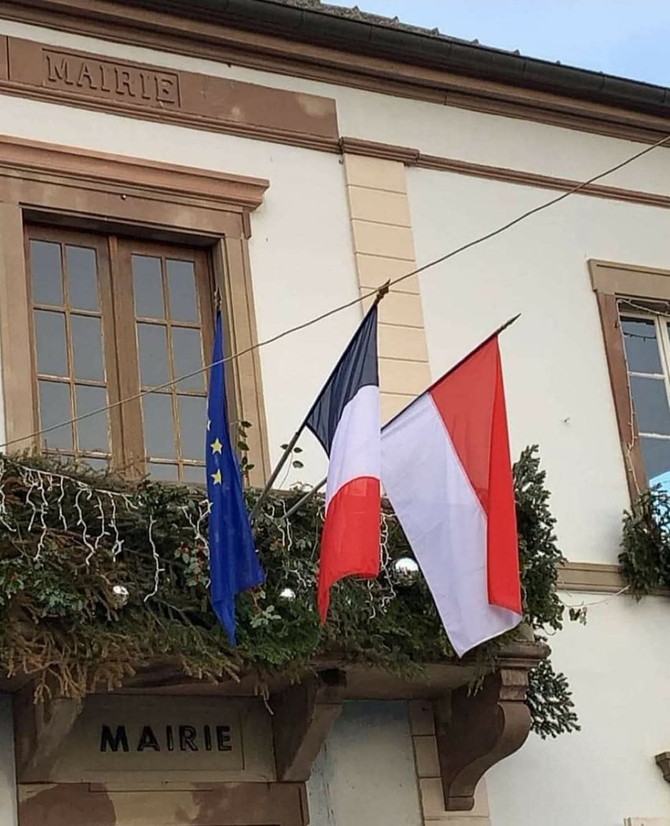 UnserLand's tweet image. 👉#14juillet : entre mémoire et choix de société.
▶️ Le 14 juillet unit deux récits :
- 1789, la #Bastille tombe : rupture populaire.
- 1790, Fête de la #Fédération : confiance, diversité, projet commun.
Mais l’État, depuis la Terreur de 1793 du jacobinisme, a balayé l’idéal…
