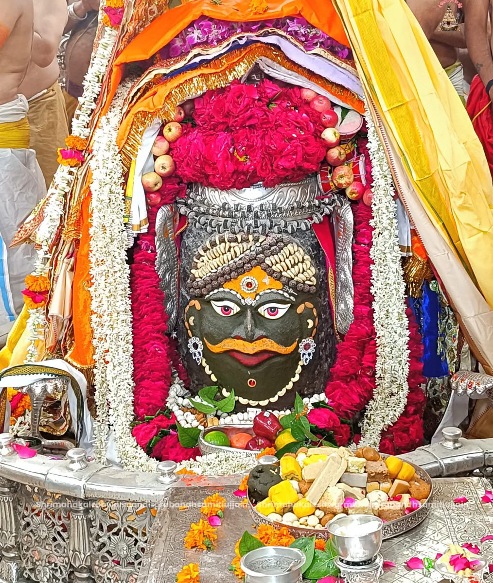सावन के प्रथम सोमवार की आप सभी मित्रों को हार्दिक शुभकामनाएं... 
         🙏#जय_बाबा_विश्वनाथ 🙏
              🙏#जय_महाकाल🙏