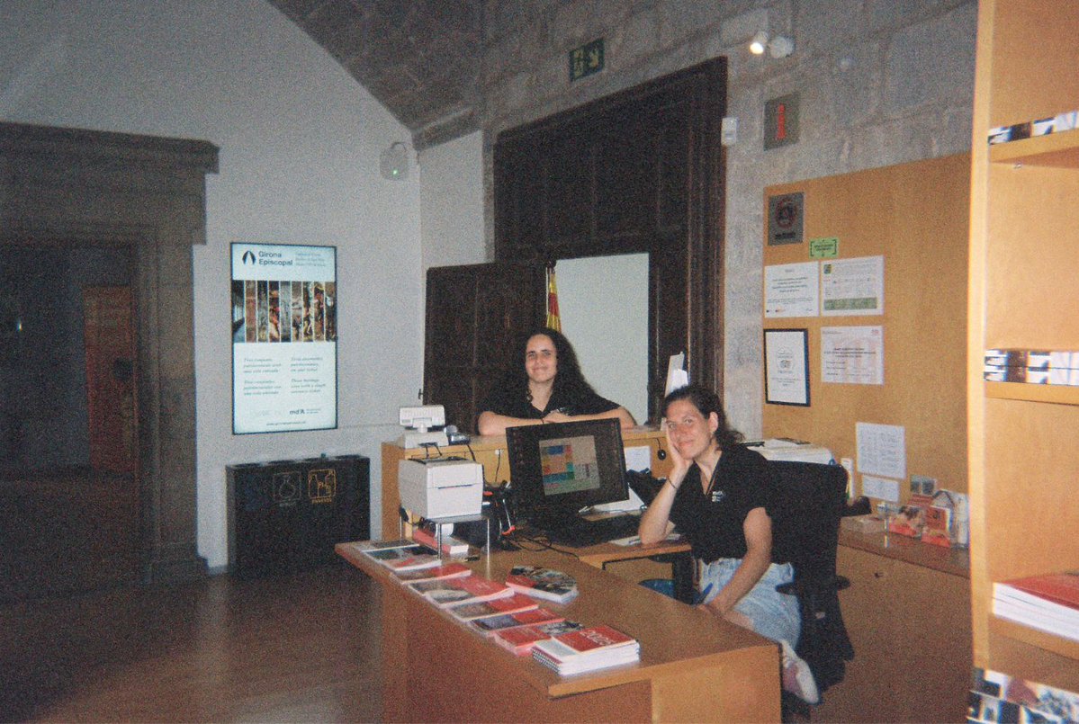 MuseuArtGirona's tweet image. Un dia amb el Servei d’Atenció al Públic 📸
Els que obren el Museu, us reben amb un somriure i responen les mateixes preguntes… 100 cops al dia 😅
Els vam donar una càmera d’un sol ús, i això és el que ens mostren!
Mira totes les fotos aquí:
museuart.cat/un-dia-amb-el-…