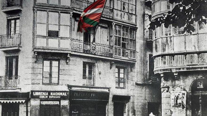 DorreaOlaso's tweet image. Gaurko egunez 1894 urtean eskegi zen lehen aldikotz IKURRIÑA Bilboko Euzkeldun Batzokiyan.