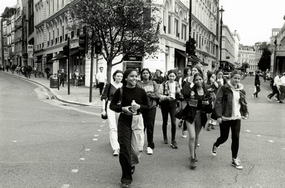 nicholas_sack's tweet image. Figures in the city
Covent Garden, London, 2024
Silver gelatin print
#London #CoventGarden #streetphotography #people #students #teenagers #crowd #figures #tourists #visitors #city #crossing #road #street #WestEnd #WC1 #urban #urbanlandscape #town #blackandwhitephoto #film #bnw