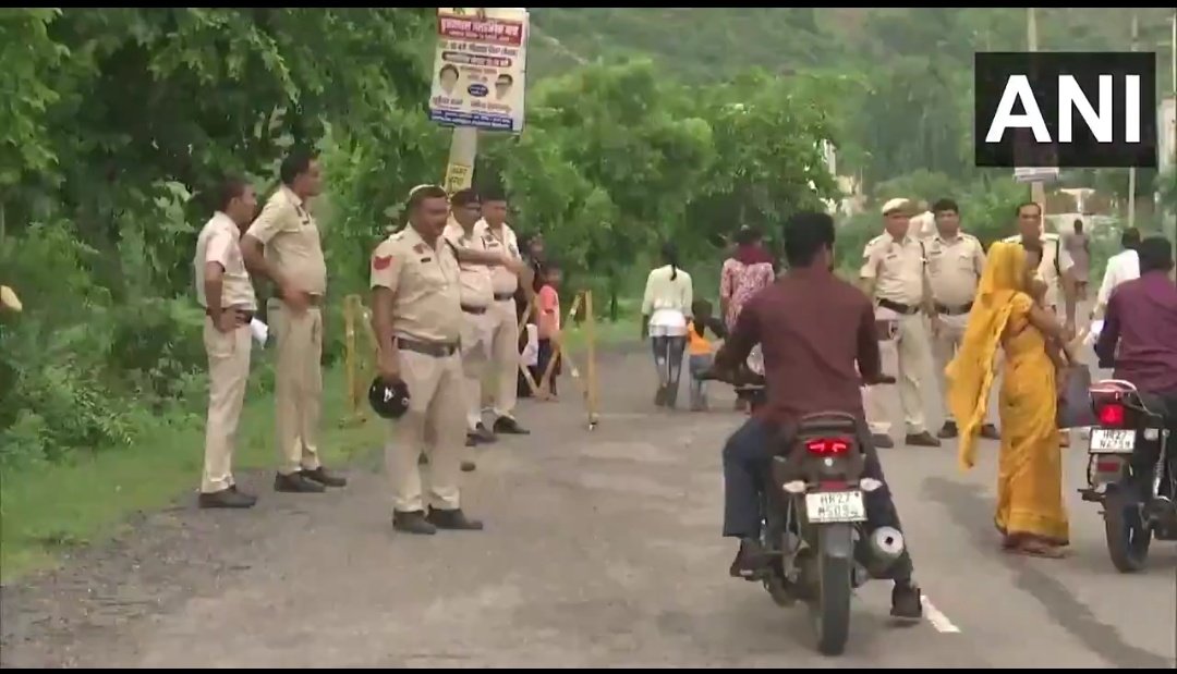 ये पहाड़ों में घूमते पुलिस वाले अमरनाथ में नहीं है, ये तस्वीरें हरियाणा के नूंह की है। जहां ब्रजमंडल यात्रा है।

इंटरनेट और SMS बंद
2500 पुलिसकर्मी तैनात
ड्रोन निगरानी
हाई अलर्ट

क्यों?

क्योंकि यात्रा कर रहे हिंदुओं को अपने ही देश में, अपनी ही यात्रा में, शांतिदूतों से जान का