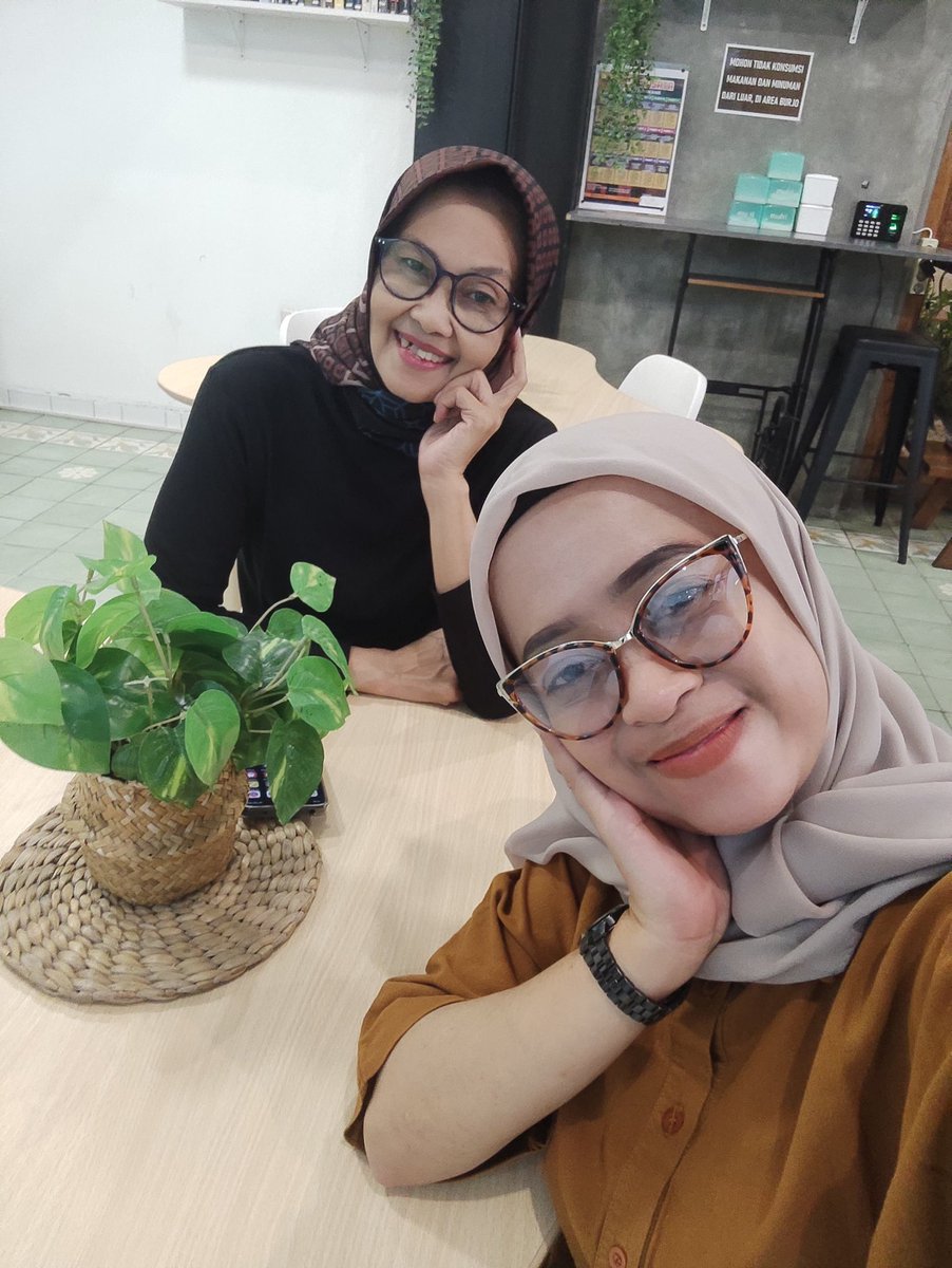 Den Ayoe Nyimas (@wongayoe2021) on Twitter photo .
.
obrolan sama adik wedok <a href="/Dina_Denoks/">𝔖𝔢𝔫𝔞𝔫𝔡𝔲𝔫𝔤 𝔖𝔢𝔫𝔧𝔞 💛🌻🌙</a> yg lama tak jumpa
kita ini kerja 30 hr
gaji 1 hr
hidup mewah 2 hr
miskin 27 hr
waduh 🫣
makanya hidup perlu dikepoin buat piknik
--
menikmati hidup apa adanya
menikmati apa saja yg terjadi
jangan tanya ini itu
<a href="/cak_agoest/">agoes_toest 🇮🇩</a> bojomu aman .
.
obrolan sama adik wedok <a href="/Dina_Denoks/">𝔖𝔢𝔫𝔞𝔫𝔡𝔲𝔫𝔤 𝔖𝔢𝔫𝔧𝔞 💛🌻🌙</a> yg lama tak jumpa
kita ini kerja 30 hr
gaji 1 hr
hidup mewah 2 hr
miskin 27 hr
waduh 🫣
makanya hidup perlu dikepoin buat piknik
--
menikmati hidup apa adanya
menikmati apa saja yg terjadi
jangan tanya ini itu
<a href="/cak_agoest/">agoes_toest 🇮🇩</a> bojomu aman