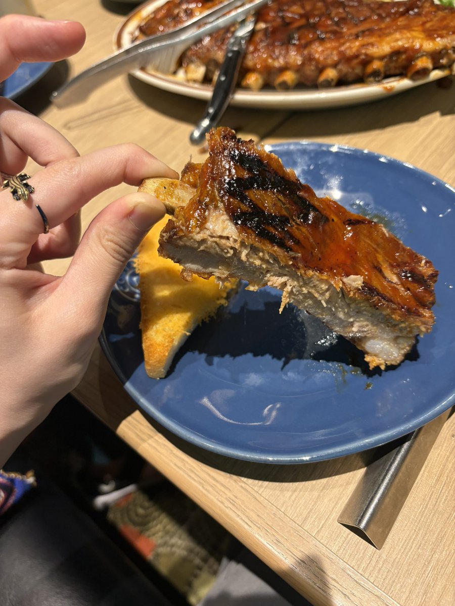 でっっっっかいスペアリブ食べてきた！！！✨️✨️✨️✨️
関西帰るのほんと惜しいーー！😭
お付き合いしてくださってありがとうございます！