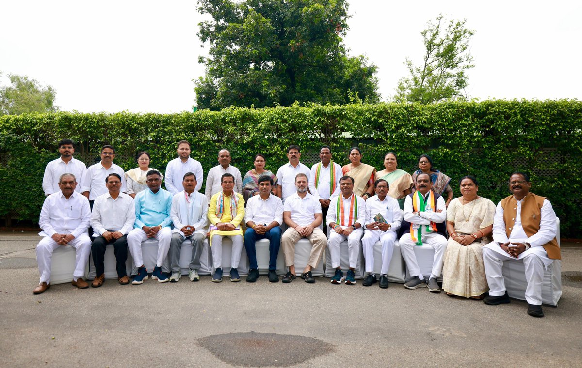SaltNews_IN's tweet photo. Leader of Opposition Rahul Gandhi meets Adivasi leaders at his residence. https://t.co/LbQ9VgyUkr