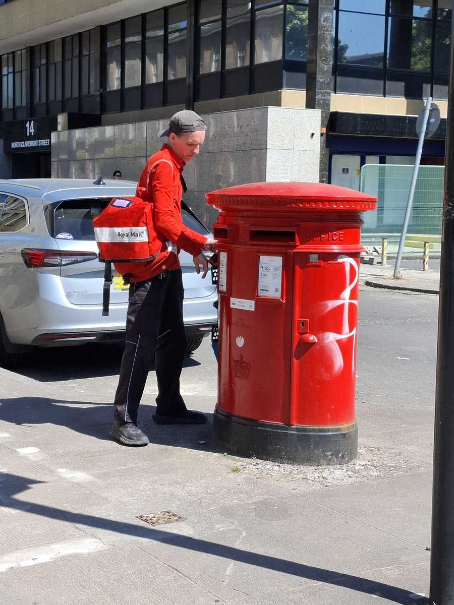 CDhubh's tweet image. For #MailvanMonday
Man about the Mail, Glasgow.