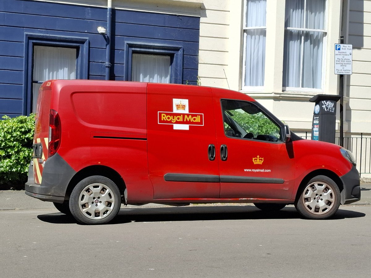 CDhubh's tweet image. For #MailvanMonday
Man about the Mail, Glasgow.