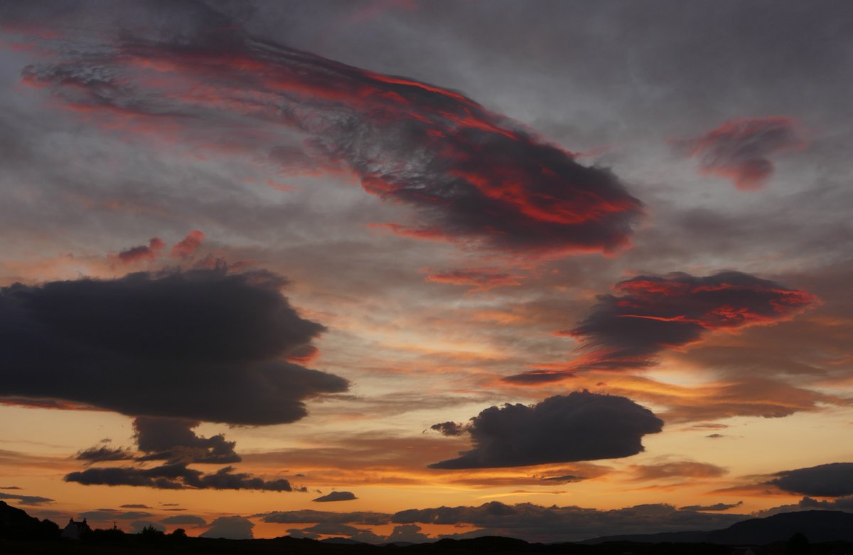 EdgeofMull's tweet image. Interesting pre-dawn clouds before this morning&apos;s deluge.