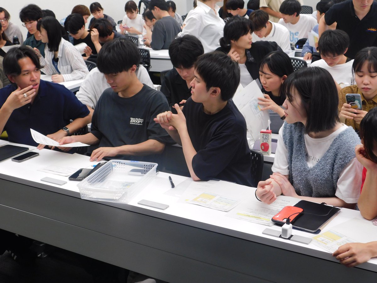 医学部2年次「地域病院体験学習」事前説明の様子です。本実習では東北各地の病院を訪れ「地域医療」とは何かを実感し、今後解決を求められる問題点をグループディスカッションにてまとめ、発表します。
この日は体験学習の説明に加え、訪問マナーの確認や交通手段の事前調査等を行いました。