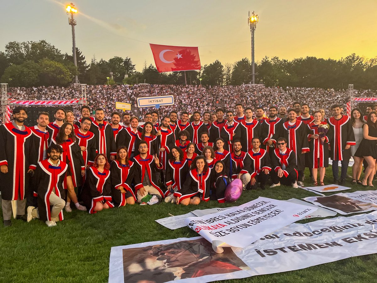 2025 mezunlarımızı diplomalarıyla birlikte yeni başlangıçlara uğurladık.
Yolları açık, başarıları daim olsun!