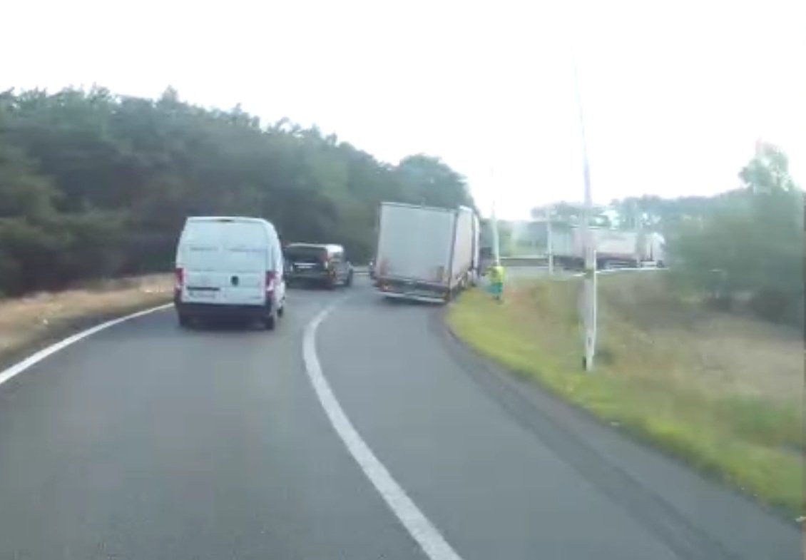 Vrachtwagen met klapband op vluchtstrook A58