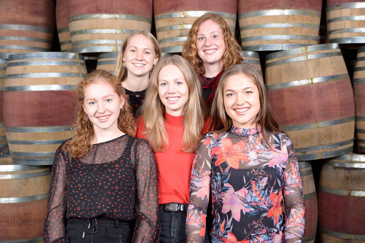 NouveauAG's tweet image. Fünf Töchter, eine Haltung: Im YouTube-Video erzählen die Mathier-Schwestern, wie sie Exzellenz und Werte heute leben – klar, leidenschaftlich und mit Blick in die Zukunft.

🌐 youtube.com/watch?v=TCbcGa…

#mathier #diegomathier #wallis #salgesch #walliserwein #familie #töchter