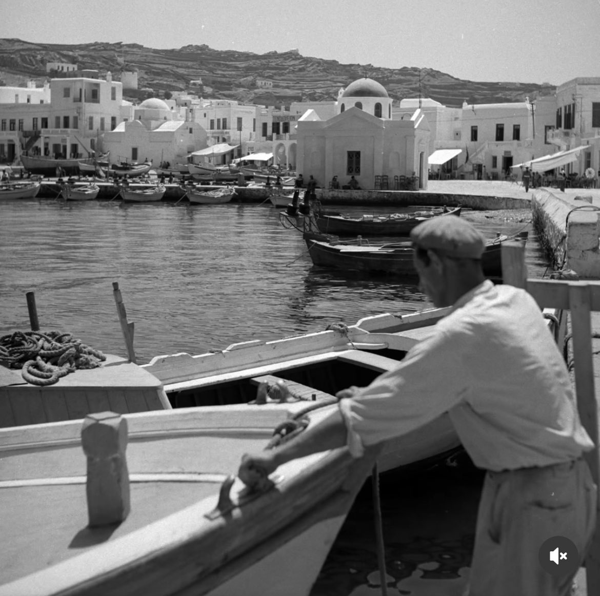 PressGreekEmbas's tweet photo. #Mykonos 🌊
📸 Robert A. McCabe
Kampanis Quai Mykonos with the churches ⛪️ of St Nicholas & St Anne1955 🔔
#photography #RobertMcCabe #artist #photographer #greece #mykonos #mykonosi #mykonostown #greece 🇬🇷#greecestagram #cyclades #cyclades_islands #greekislands https://t.co/9eq9kFWcTm