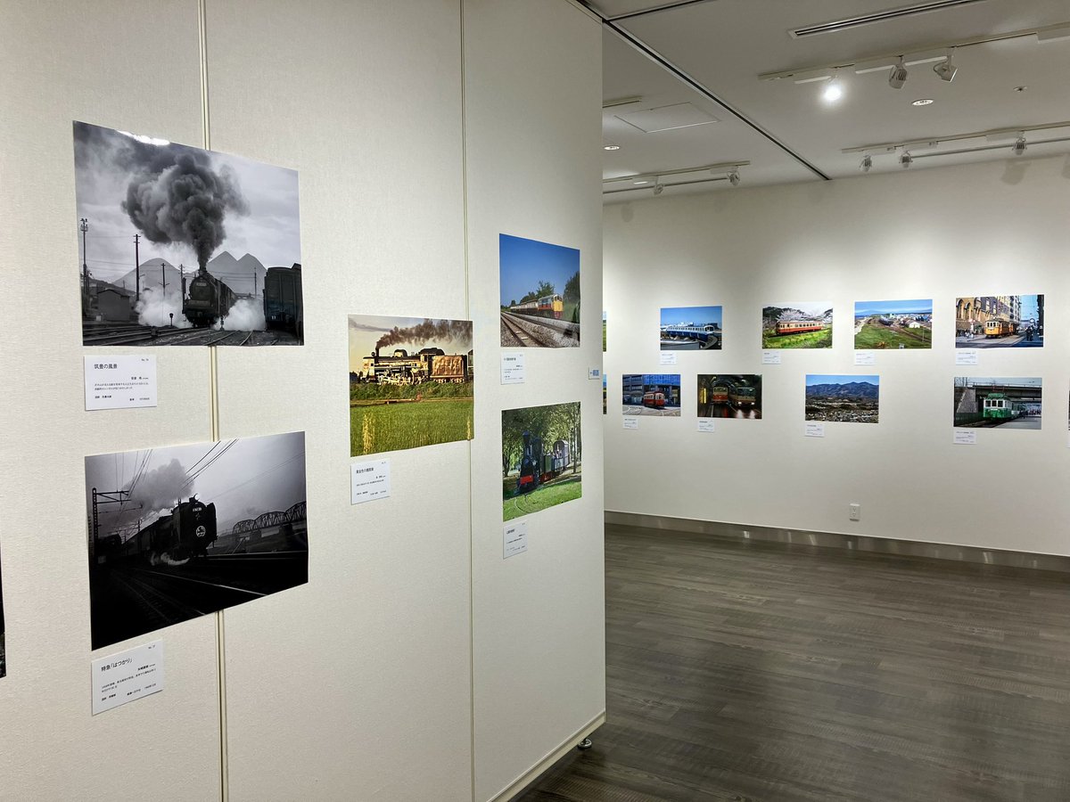 RM_nekopub's tweet image. 慶應大学鉄研OBで構成される鉄研三田会の写真展が、明日15日まで開催中です! 題材はまさに古今東西、現役学生さんの作品コーナーもあって頼もしく感じました。明日最終日は早めの16時終了ですのでご注意下さい。