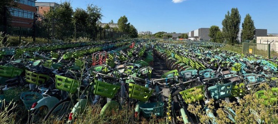 Cimetière de Vélib en banlieue parisienne ! C’est chouette le vélo , c’est vert , c’est écolo , ça pollue pas 🙄👎. Bienvenue en Escrologie ! #Velib #saccageparis