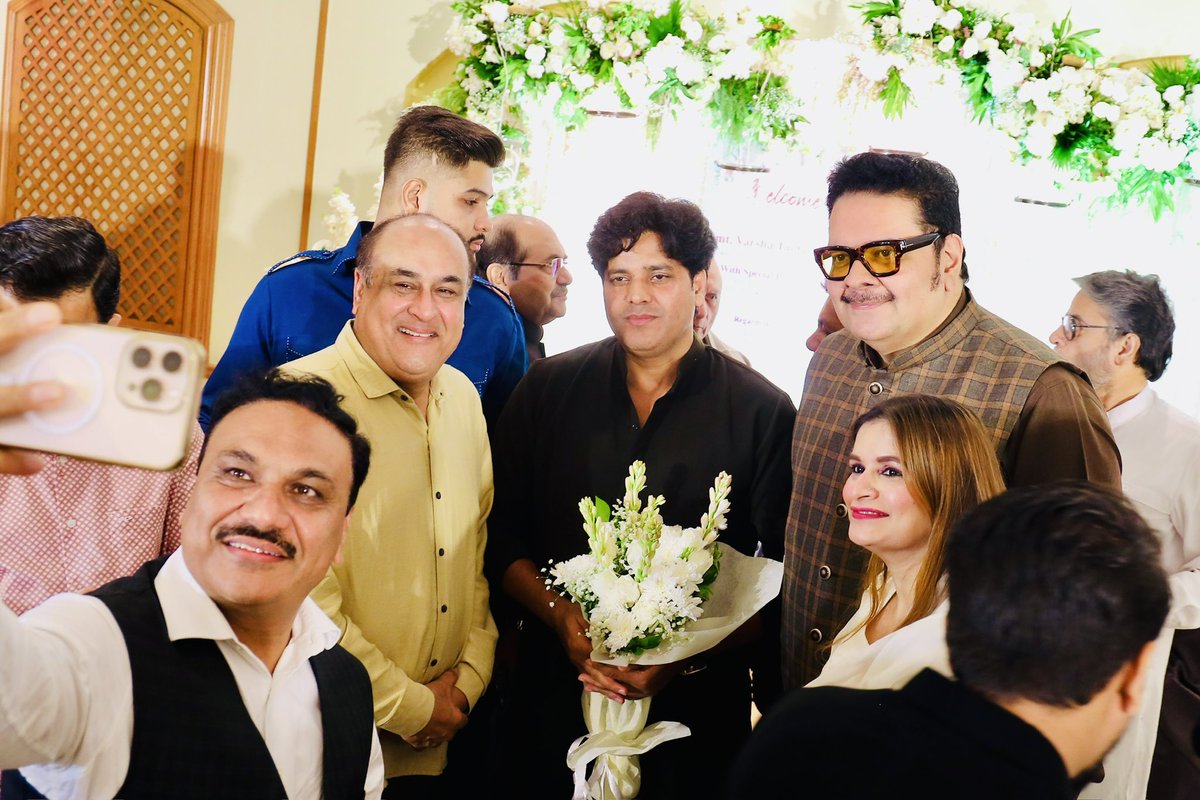 कल मुम्बई के ताज लैंड्स एंड होटल में मुम्बई शहर के तमाम कला,व्यवसाय,चिकित्सा,समाजसेवा से जुड़ी तमाम शख़्सियतों से मुलाक़ात की और उनसे संवाद किया।

राहुल गॉंधी जी की मुहब्बत की राजनीति से हर वर्ग जुड़ाव महसूस करता है।