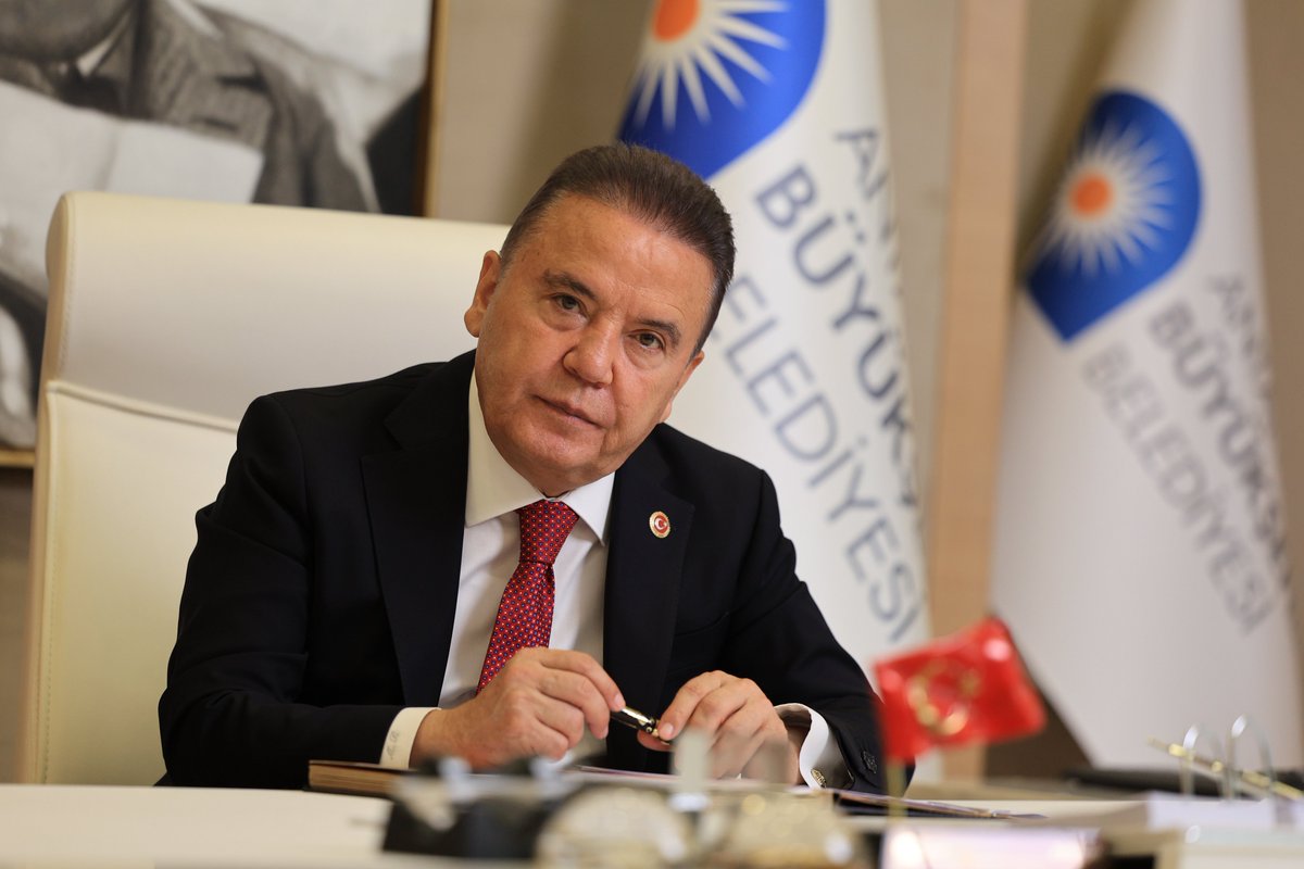 Sevgili Antalyalılar,
 
4 dönem Konyaaltı Belediye Başkanlığında, 2 dönem de Büyükşehir Belediye Başkanlığında olmak üzere; kendim gibi gördüğüm liyakatli, dürüst bürokratlarım ve yol arkadaşlarımla Antalya'mız için çalışıyoruz. Demokrasi gereği olduğuna inandığım, muhalefet