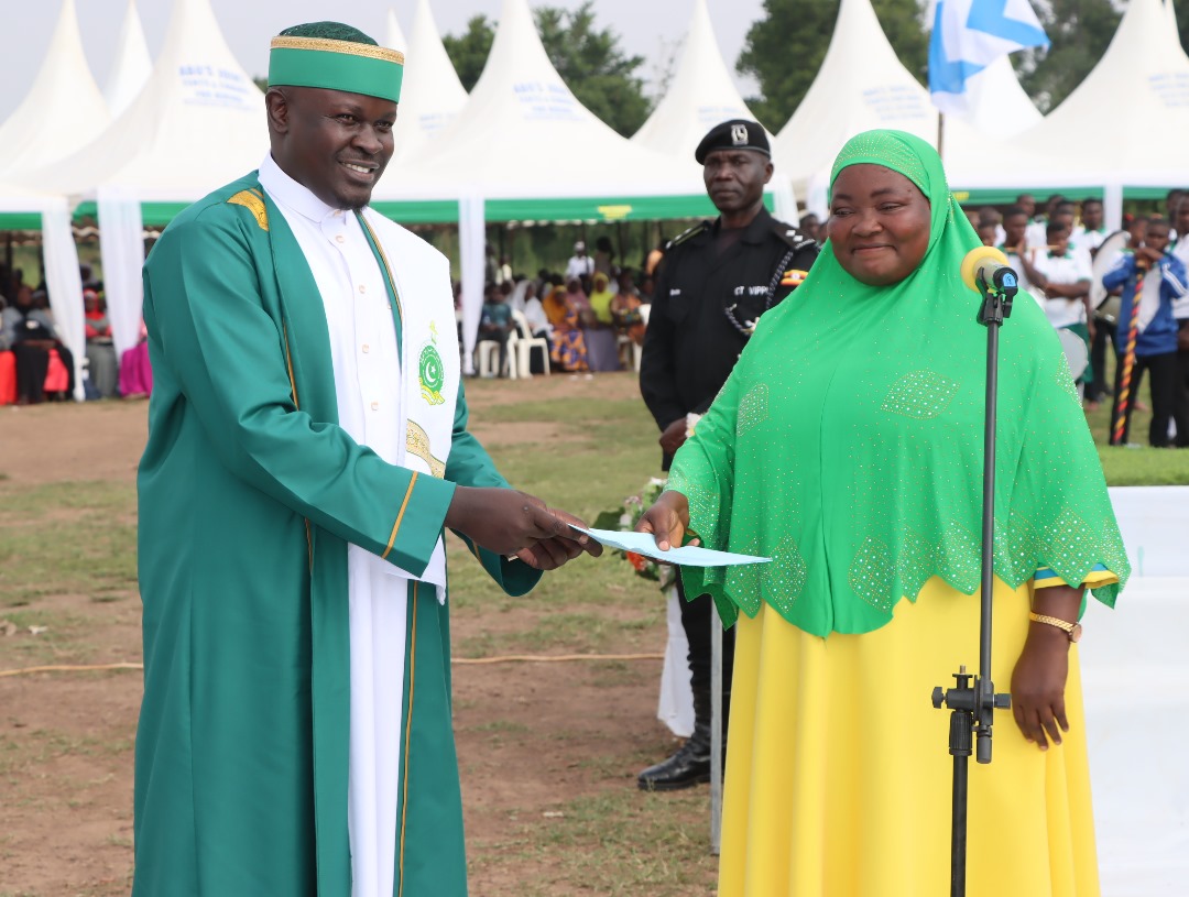 R_Nabbanja's tweet image. Congratulations to the new Bunyoro Muslim District Khadi Sheikh Rajab Mugenyi on your appointment & successful consecration.
I represented H.E. President @KagutaMuseveni on this occasion and delivered a brand new car sent to him by the President and 10 million shillings to the…