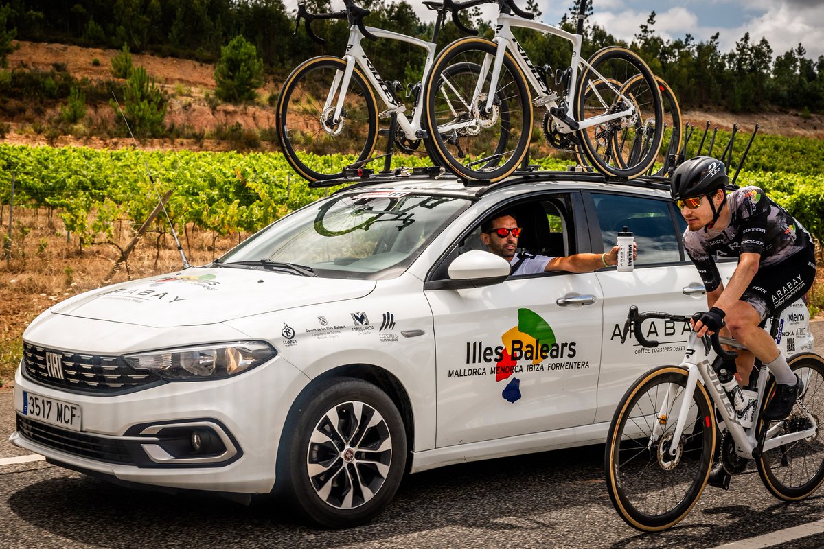 Ricard Fitó -desde la fuga- y Álvaro Sagrado <a href="/asagrado/">Álvaro Sagrado Pérez</a>  -probándolo en los últimos km- buscaron con insistencia el triunfo en Torres Vedras. 

👏 <a href="/jmgarcia_so/">——JM——</a> concluyó 12º en la general de esta edición 2025. | #TJA_25

📎 Crónica completa, aquí: arabay.team/el-illes-balea…