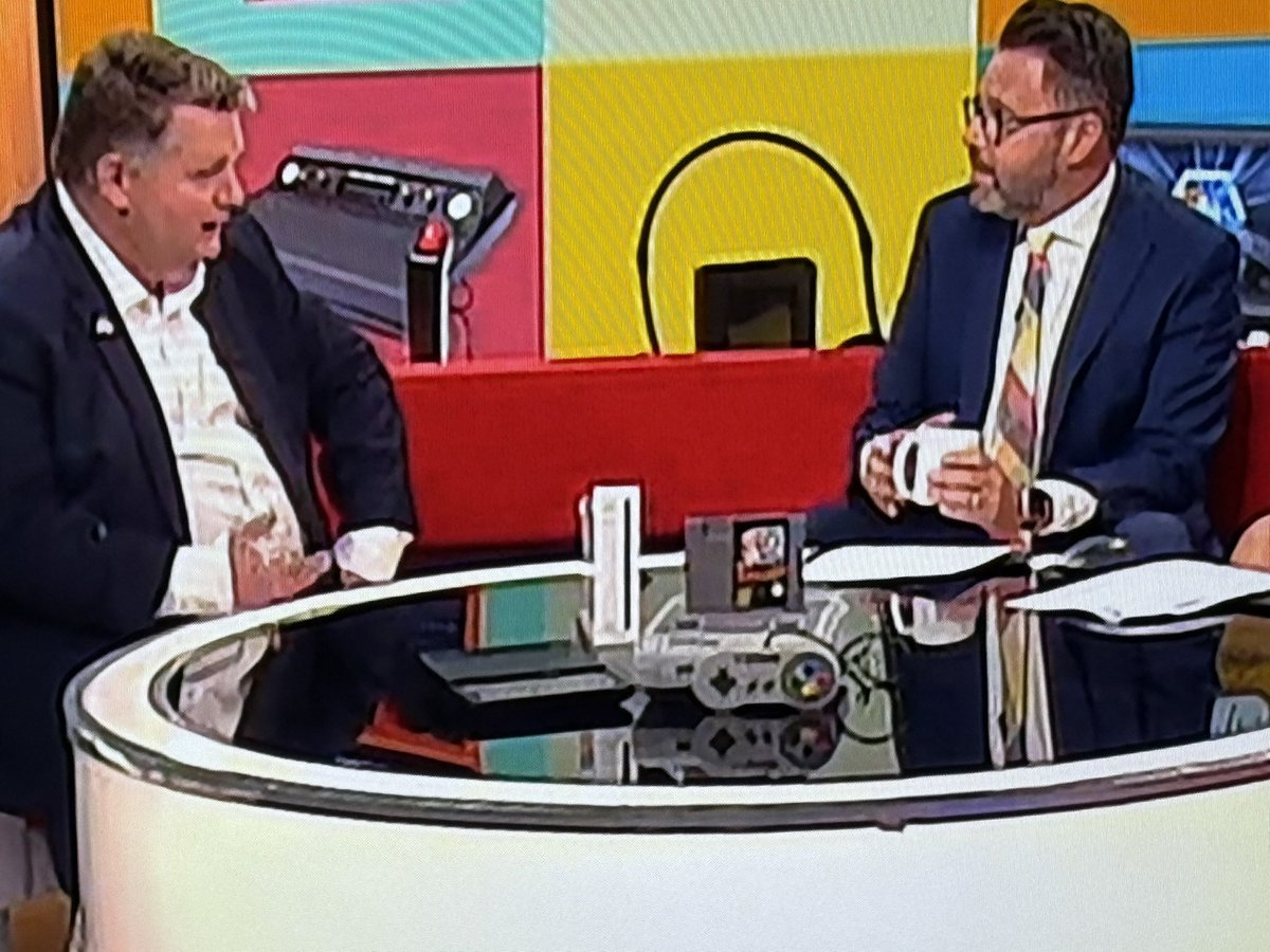 leesjourney's tweet photo. @BBCNews  what’s going on with the retro games piece? A Nes game in a super nes console ?!?!?  #retrogames #nintendo #bbc https://t.co/NC70yeh9op