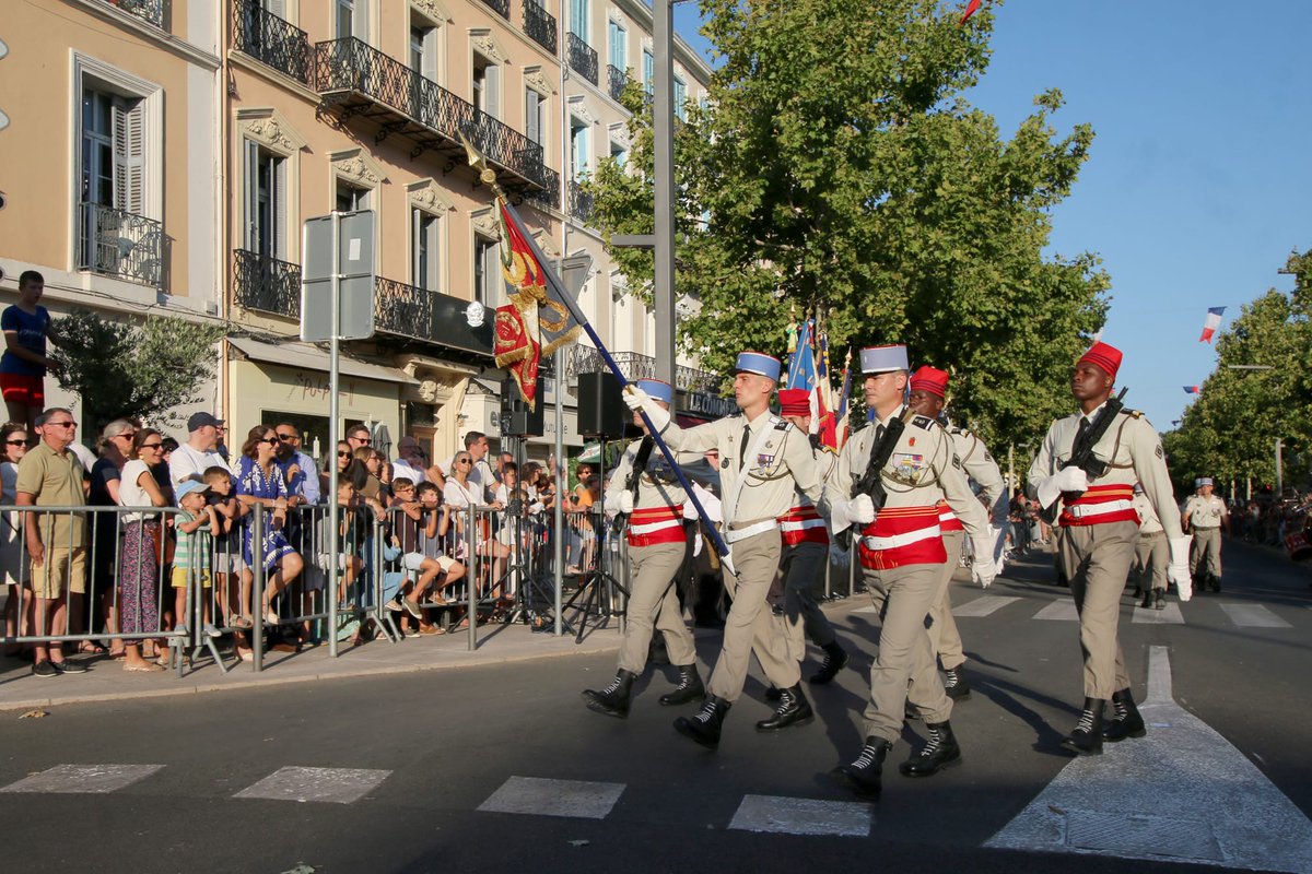 1RCA_canjuers's tweet photo. #14Juillet 🇨🇵 Hier soir, à Draguignan, les chasseurs d'Afrique du #1RCA ont défilé fièrement derrière leur Étendard et sa garde.
#FiersdeNosSoldats #SoldatsdeFrance 🫡🇫🇷
📸 MAJ ® Michel https://t.co/NfX6C1oPk2