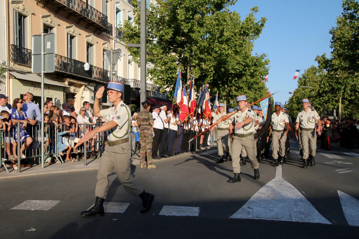 1RCA_canjuers's tweet photo. #14Juillet 🇨🇵 Hier soir, à Draguignan, les chasseurs d'Afrique du #1RCA ont défilé fièrement derrière leur Étendard et sa garde.
#FiersdeNosSoldats #SoldatsdeFrance 🫡🇫🇷
📸 MAJ ® Michel https://t.co/NfX6C1oPk2