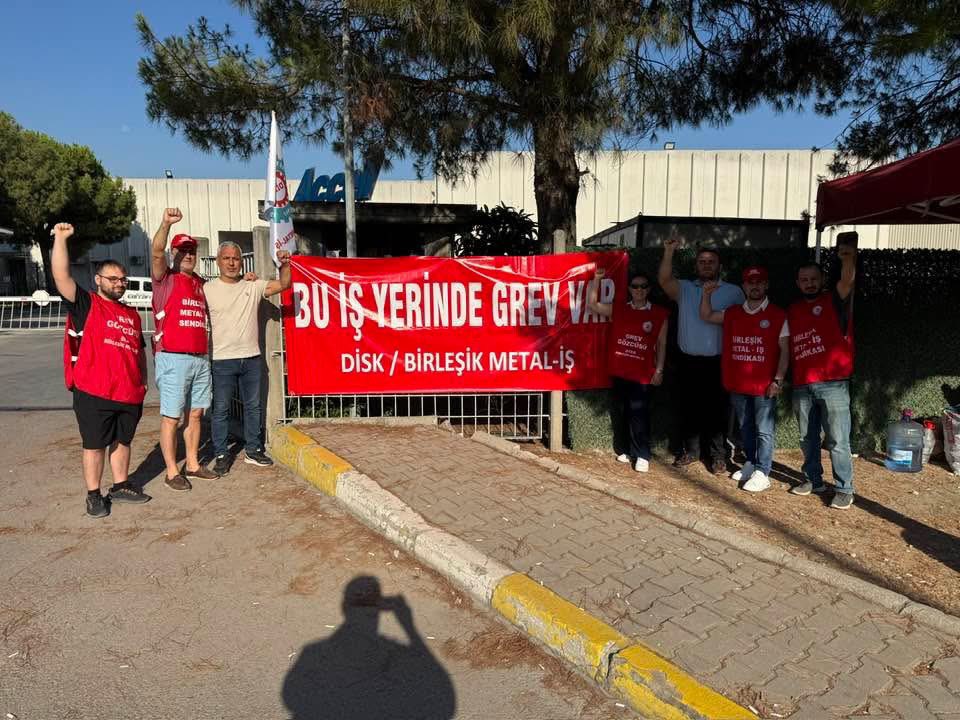 BirlesikMetal's tweet photo. 📢Accell Bisiklet grevimiz 4’üncü gününde

Grev nöbetçilerimizle birlikte mücadelemizi kararlılıkla sürdürüyoruz✊

Emeğine, işine, geleceğine sahip çıkan #Accell işçileri kazanacak!✌️

Biz kazanacağız!

#YaşasınAccellGrevimiz https://t.co/mR4c7unpyg