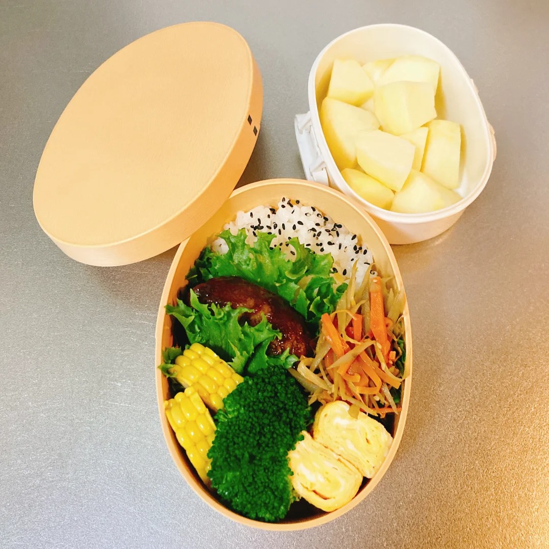 今日の朝は手作り減量弁当を用意しました🍱✨
#減量弁当 #お弁当作り #健康ごはん #手作り弁当 
チーズハンバーグ、茹でとうもろこし、ブロッコリー、卵焼き、きんぴらごぼう、フルーツはりんご🍎で、彩りと栄養バランスも意識しました🌿💕
朝からちょっと頑張って、心も身体も満たされる一日に☺️