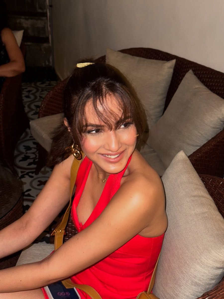 #JasmineBhasin

celebsline.com/jasmin-bhasin-…