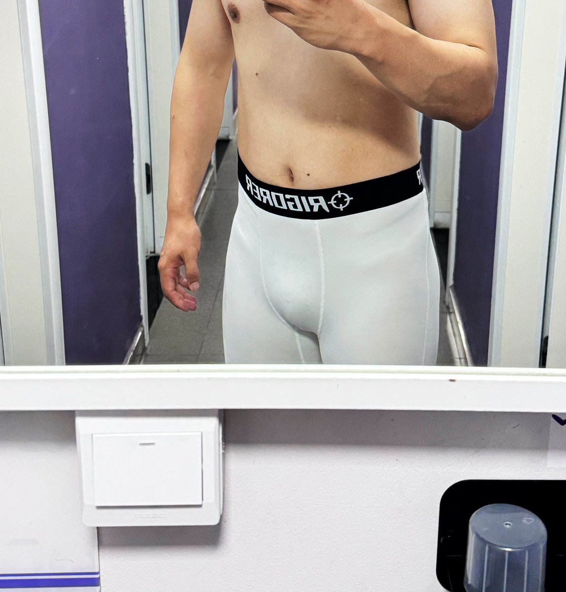 炎热的夏天对戴锁太监来说是一个穿紧身的好时候，大方展示不同的下体