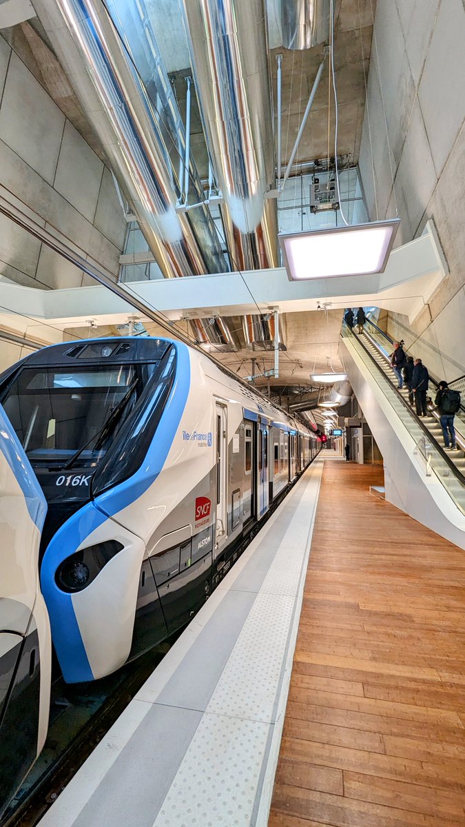 IDFmobilites's tweet image. 🎉 Le @RERE_SNCF fête ses 26 ans !
La ligne de #RER la ➕ récente continue de grandir : de très belles gares, le déploiement du #RERNG, et bientôt le prolongement #EOLE jusqu’à #Mantes 🚆
📣 A l’horizon 2027, le RER E offrira près de 50 km de tracé supplémentaire vers l'ouest 🏙️…