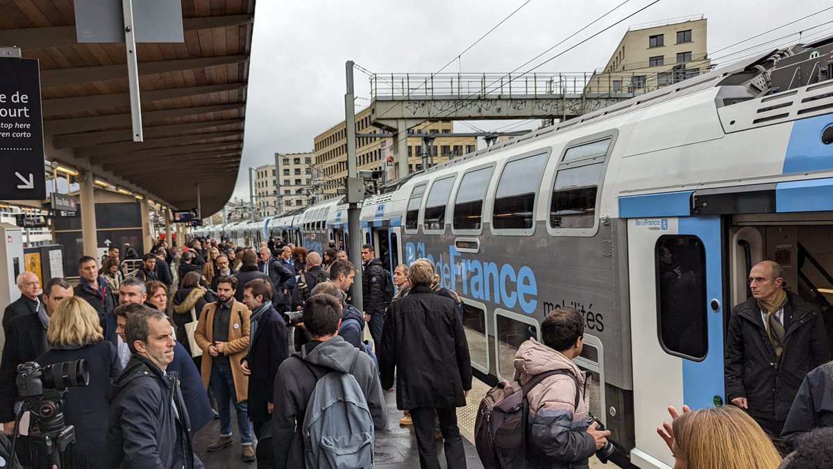 IDFmobilites's tweet image. 🎉 Le @RERE_SNCF fête ses 26 ans !
La ligne de #RER la ➕ récente continue de grandir : de très belles gares, le déploiement du #RERNG, et bientôt le prolongement #EOLE jusqu’à #Mantes 🚆
📣 A l’horizon 2027, le RER E offrira près de 50 km de tracé supplémentaire vers l'ouest 🏙️…