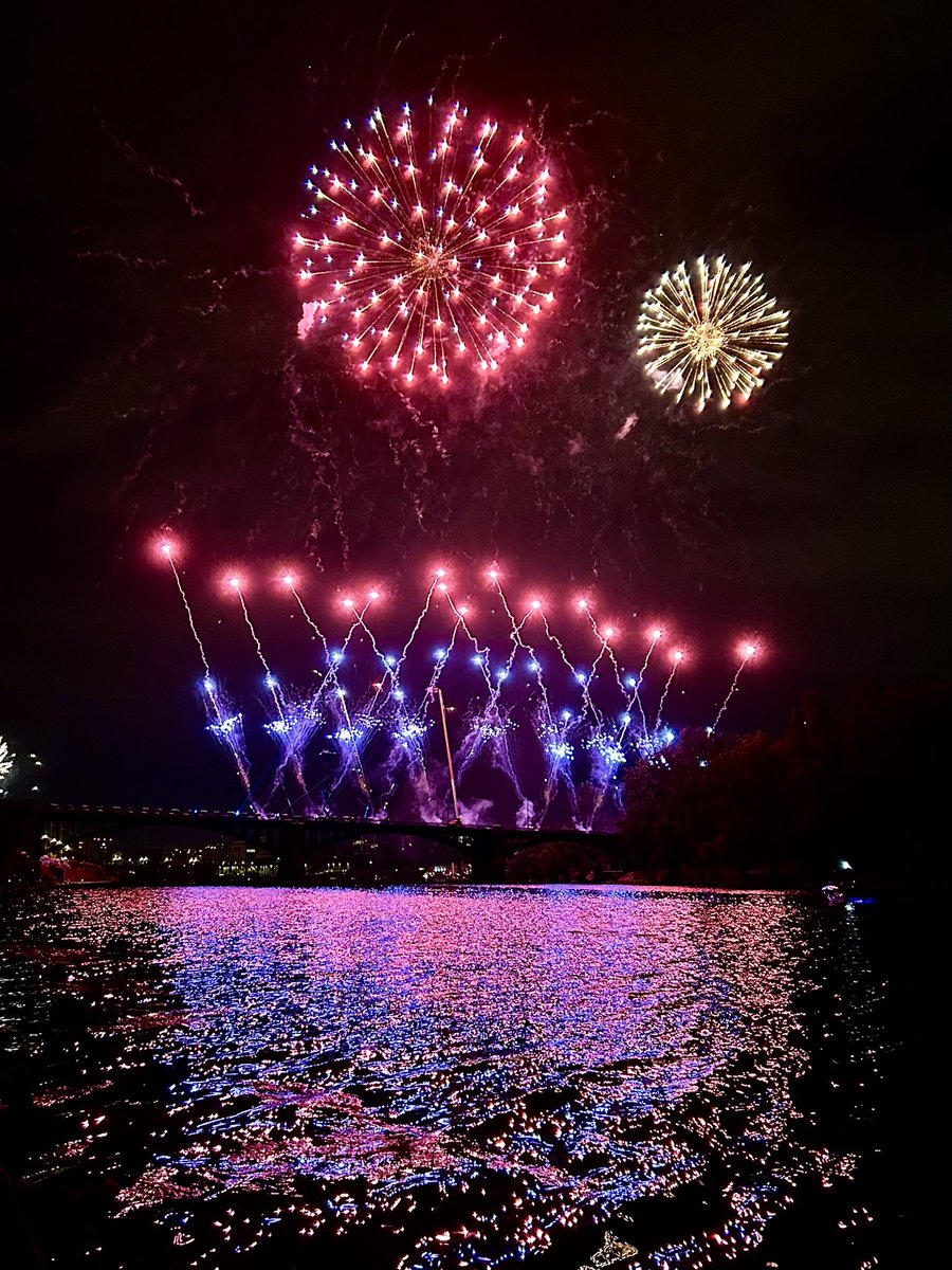 sebeauval's tweet image. 🔵⚪️🔴 Comme chaque année, un moment magique le feu d’artifice tiré depuis le Pont de Levallois qui a illuminé le ciel de #Courbevoie et qui a ravi petits et grands 
#FeuDArtifice #FireWorks