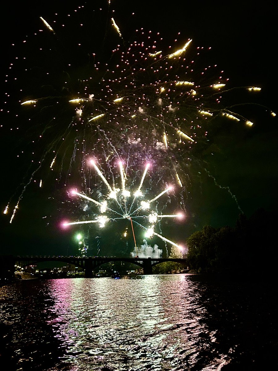 sebeauval's tweet image. 🔵⚪️🔴 Comme chaque année, un moment magique le feu d’artifice tiré depuis le Pont de Levallois qui a illuminé le ciel de #Courbevoie et qui a ravi petits et grands 
#FeuDArtifice #FireWorks