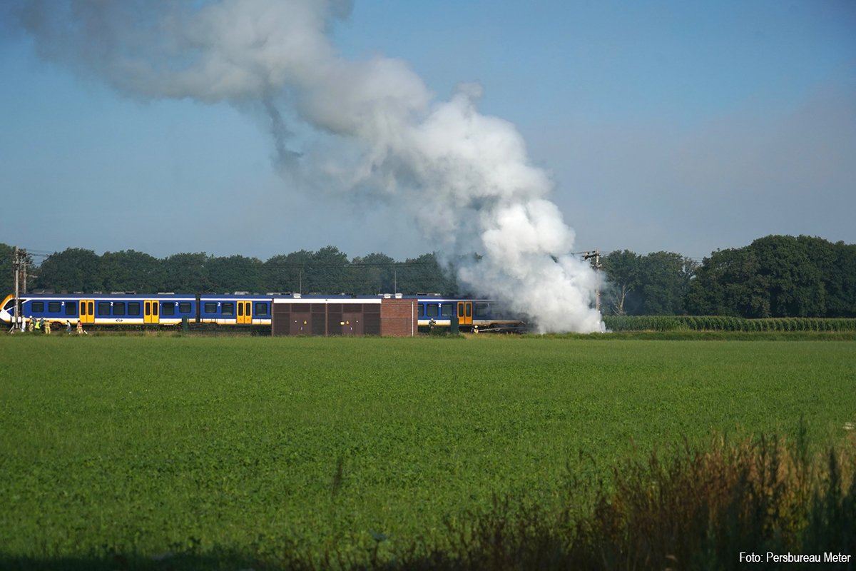 Auto in brand na aanrijding met trein in Loo