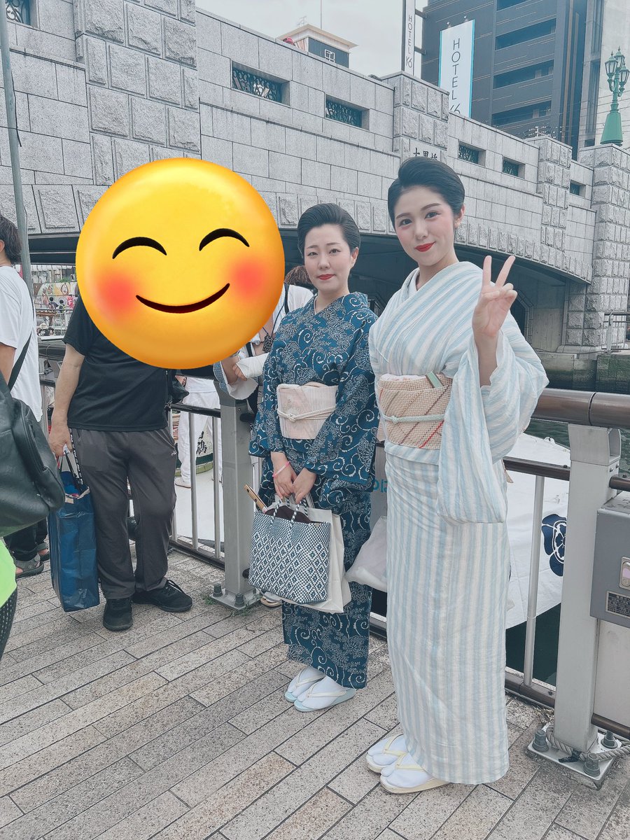 pontocho_taka's tweet image. 昨日の道頓堀川船渡御✨
鴨川をどりのお姫様、市真芽さん姉さんと🥰
途中雨が降って大変どしたけど楽しおした❣️