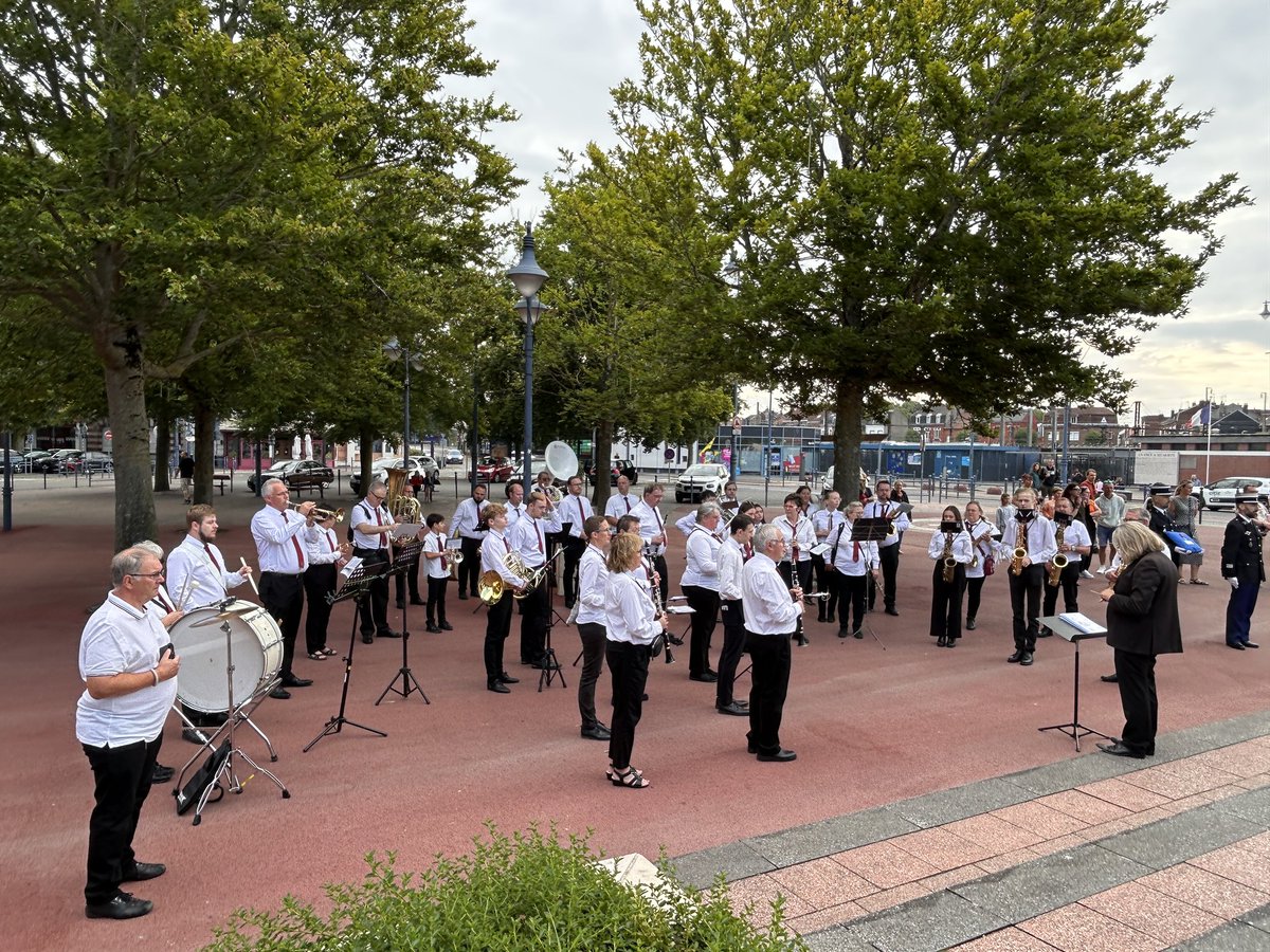 🇫🇷 Ce matin, à l’occasion de la Fête Nationale, s’est tenue la traditionnelle cérémonie patriotique au Monument aux Morts
🎖️ Avant le dépôt de gerbe par <a href="/FLeturque/">Frédéric Leturque 🇪🇺🇫🇷</a> et Laurent Touvet, <a href="/Prefet62/">Préfet Pas-de-Calais 🇫🇷🇪🇺</a> , le lieutenant-colonel Julien Petit a été fait Chevalier de la Légion d’Honneur