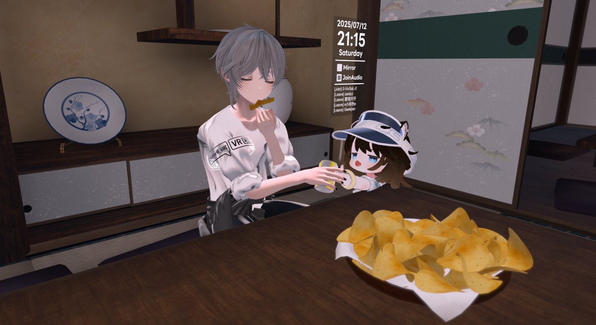 CreatorYang_VRC's tweet image. 《回老家生活-汽水篇》
“終於可以休息一下了（開飲料（吃餅乾”
（小孩偷看（被隔壁小孩偷走飲料後逃跑
“站住！那是我的欸！”
（掏出拖鞋
   (開大招

#VRChat #VRChatPhotography #vrchatfunny