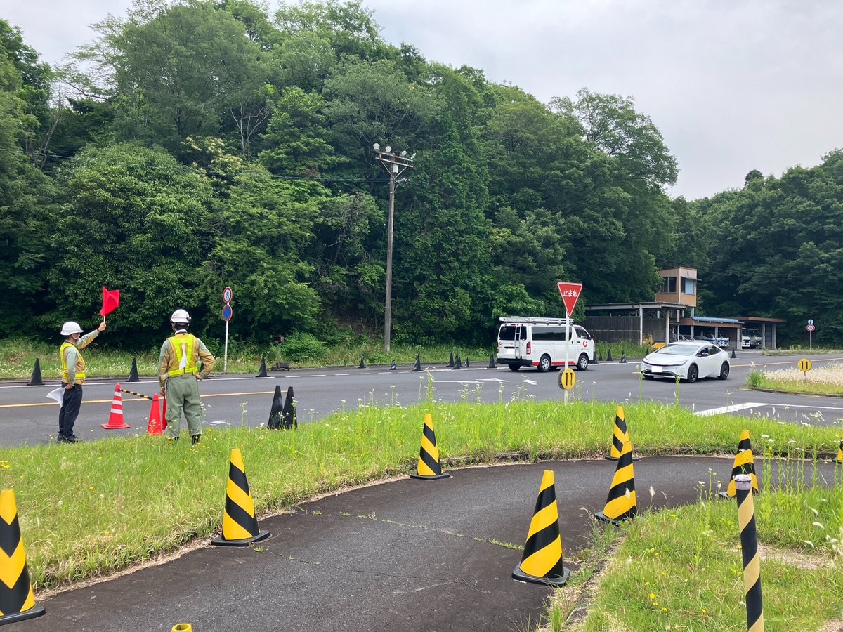 ＼後方支援訓練を開催／
多治見支社では、大規模災害を想定し、配電部門の後方支援訓練を実施しました👷‍♂️
日頃は担当しない送電･変電部門の社員が、高圧発電機車の運搬や交通誘導、電柱に昇っての開閉器操作などをおこないました🚒