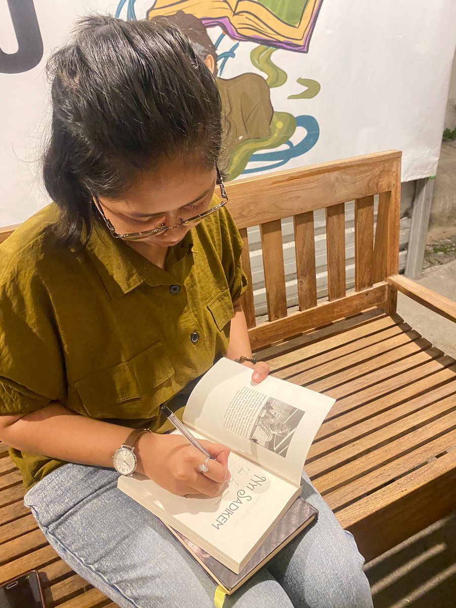 Sudah seperti penulis betulan ya 😌

Sudah beli dan baca novel Nyi Sadikem?