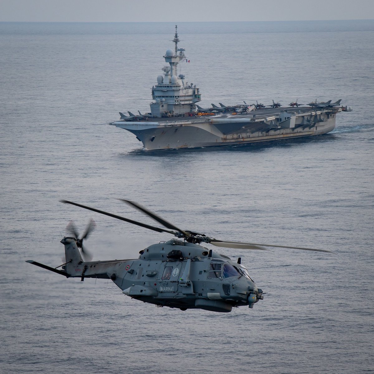 CiroNappi6's tweet image. Bonjour et bonne prise de la Bastille cher cousins. Les Armees Italiennes defilont avec une helicopter NH90 de la Marine Militaire et une Eurofighter Typhoon de l'Aeronautique Militaire.