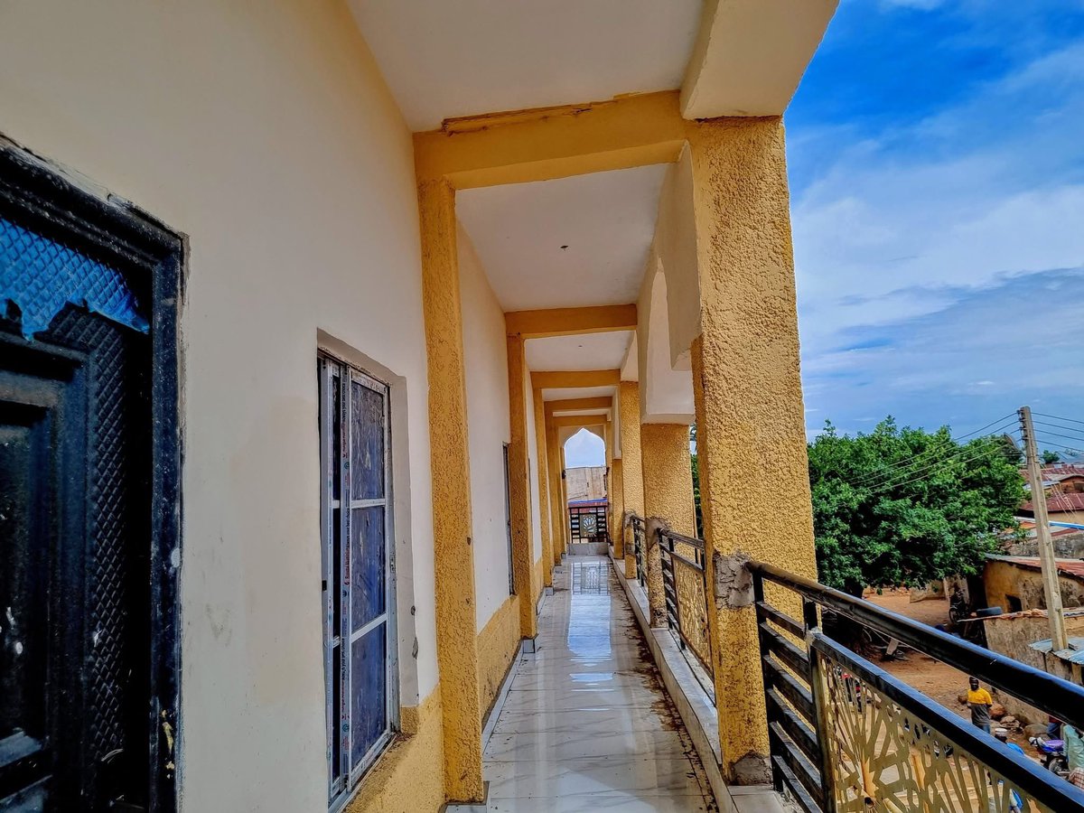 abbkar_ai's tweet image. Dauda Rarara is building a large Jumu’ah Mosque in his hometown of Kahutu, located in Katsina State.