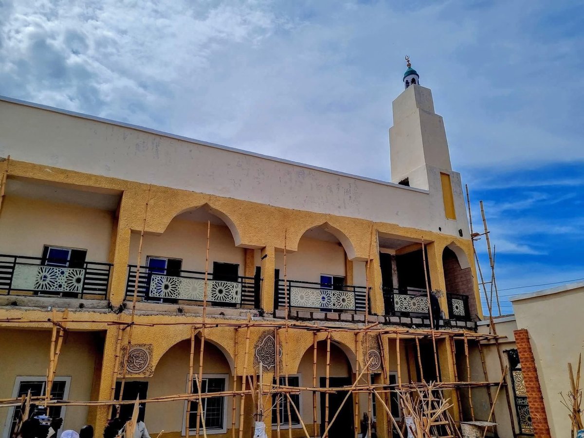 abbkar_ai's tweet image. Dauda Rarara is building a large Jumu’ah Mosque in his hometown of Kahutu, located in Katsina State.