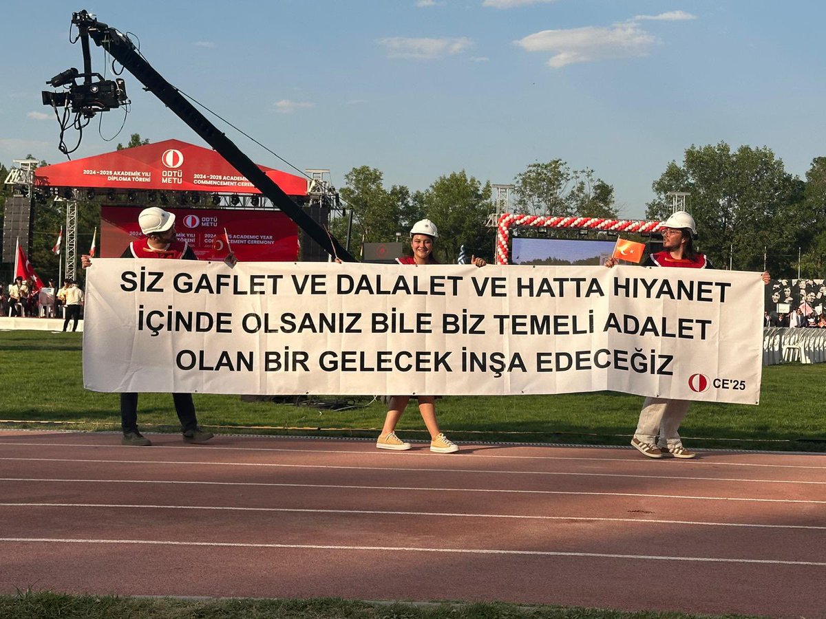 ODTÜ mezuniyet töreninde, İnşaat Mühendisliği bölümünden mezun olan gençlerin açtığı pankart.